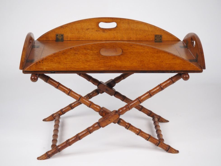 Table basse anglaise en chêne, piétement bambou en trépied. Dim. 41 x 