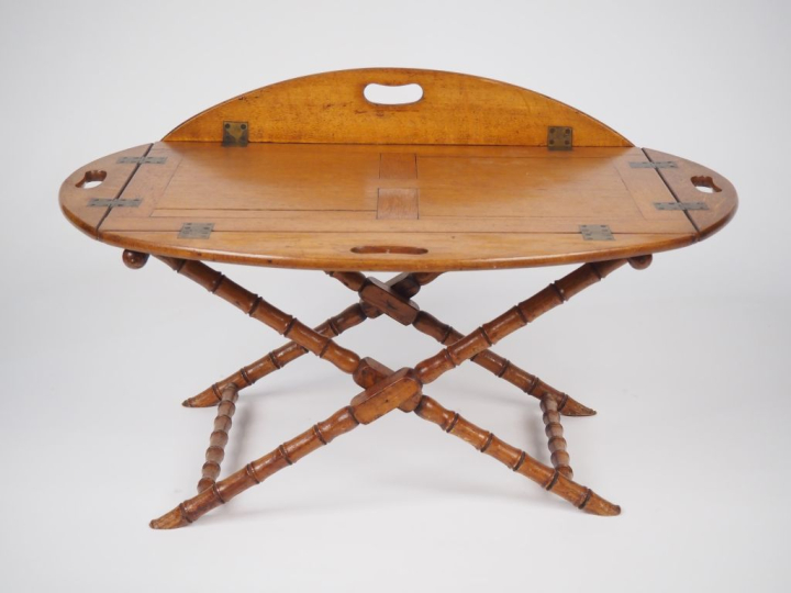 Table basse anglaise en chêne, piétement bambou en trépied. Dim. 41 x 