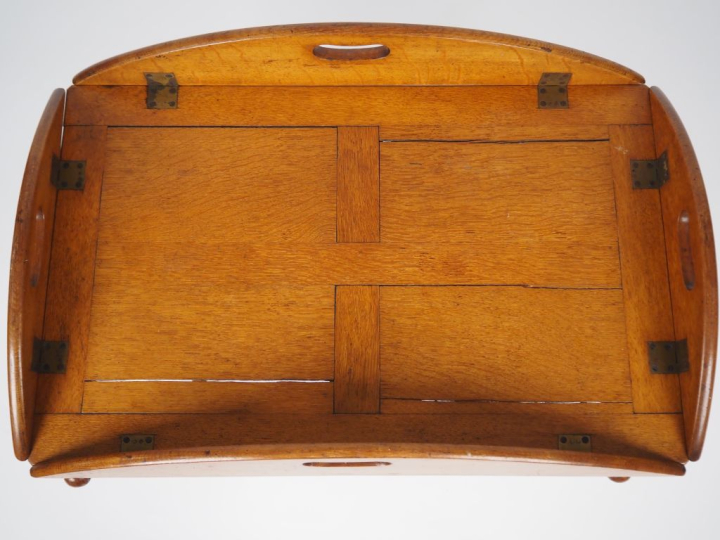 Table basse anglaise en chêne, piétement bambou en trépied. Dim. 41 x 