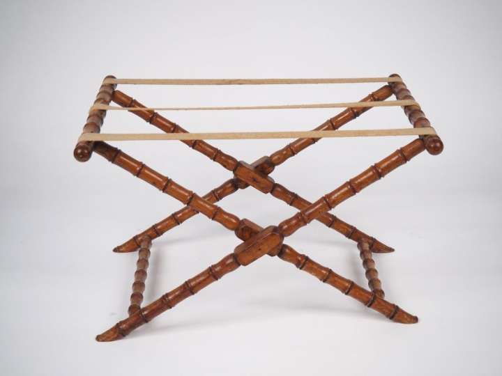 Table basse anglaise en chêne, piétement bambou en trépied. Dim. 41 x 