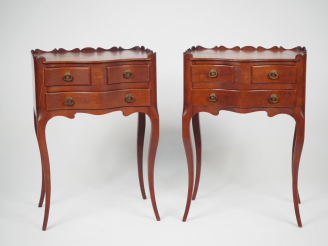 Vente aux enchères Paire de chevets de style Louis XV en bois naturel, ouvrant à trois ti