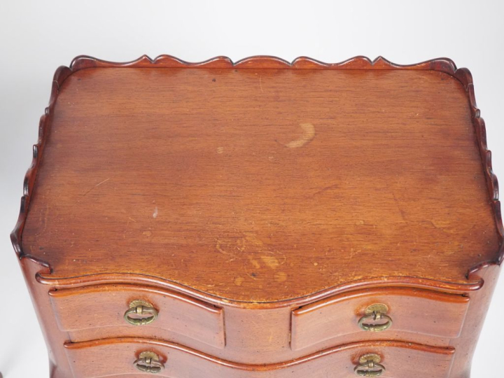 Paire de chevets de style Louis XV en bois naturel, ouvrant à trois ti