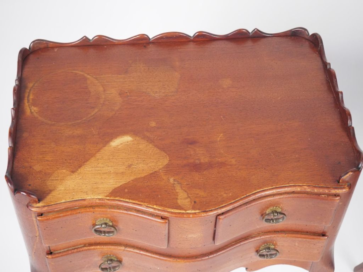 Paire de chevets de style Louis XV en bois naturel, ouvrant à trois ti