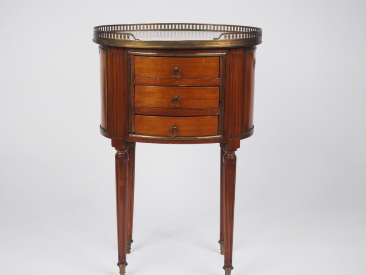 Chevet "tambour" de style Louis XVI en acajou, ouvrant à trois tiroirs