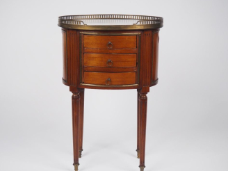 Vente aux enchères Chevet "tambour" de style Louis XVI en acajou, ouvrant à trois tiroirs