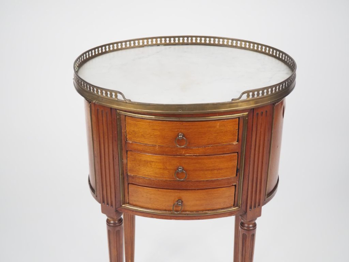 Chevet "tambour" de style Louis XVI en acajou, ouvrant à trois tiroirs