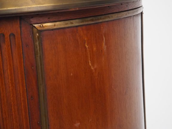 Chevet "tambour" de style Louis XVI en acajou, ouvrant à trois tiroirs