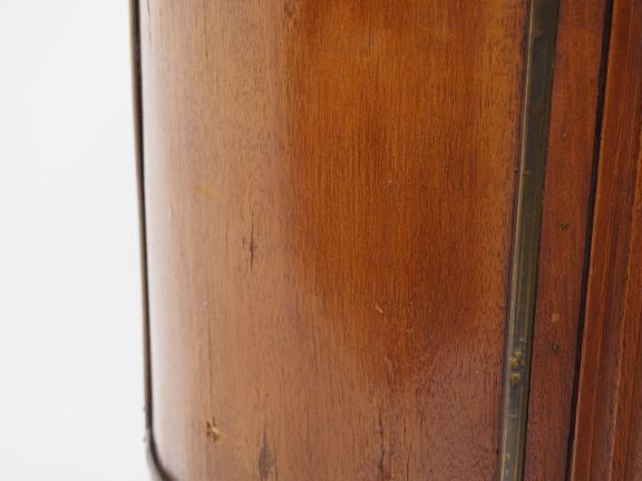 Chevet "tambour" de style Louis XVI en acajou, ouvrant à trois tiroirs