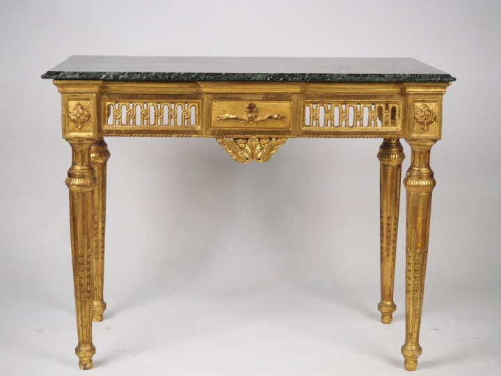 Console Louis XVI en bois sculpté doré et ajouré à décor de cannelures