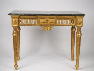 Vente aux enchères Console Louis XVI en bois sculpté doré et ajouré à décor de cannelures