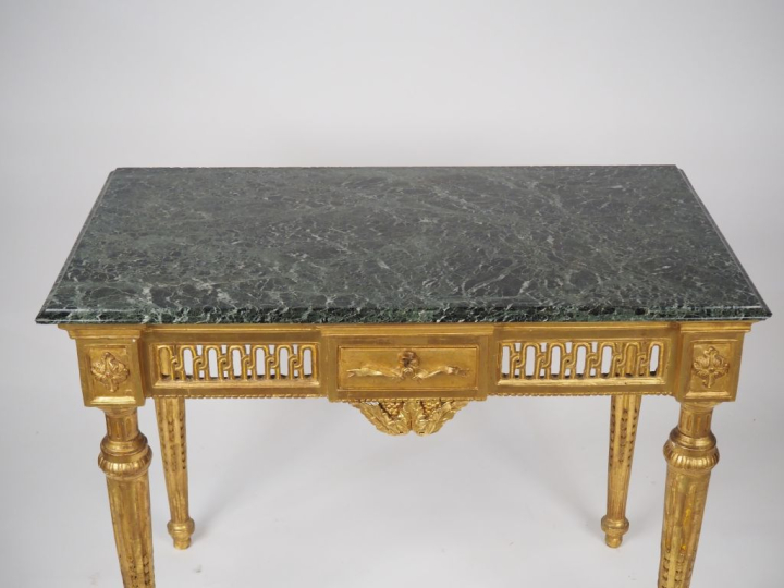 Console Louis XVI en bois sculpté doré et ajouré à décor de cannelures