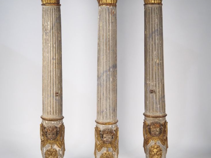 Suite de trois colonnes de retables XVIIIème en bois laqué gris sculpt