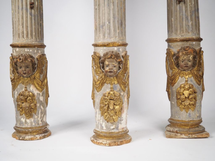 Suite de trois colonnes de retables XVIIIème en bois laqué gris sculpt