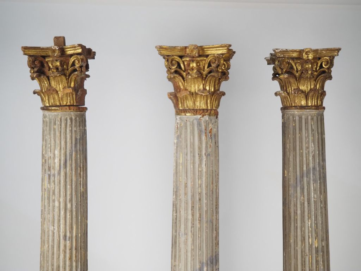 Suite de trois colonnes de retables XVIIIème en bois laqué gris sculpt