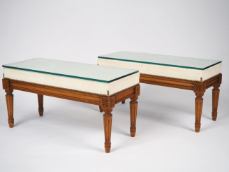 Vente aux enchères Paire de tabourets de style Louis XVI en bois naturel, pieds cannelés,