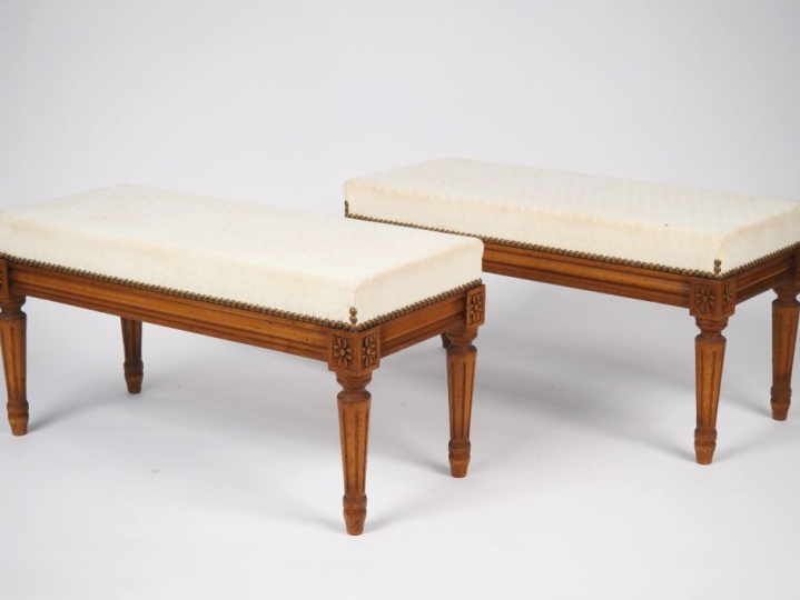 Paire de tabourets de style Louis XVI en bois naturel, pieds cannelés,