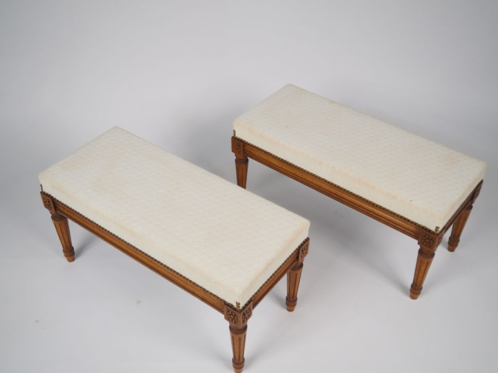 Paire de tabourets de style Louis XVI en bois naturel, pieds cannelés,