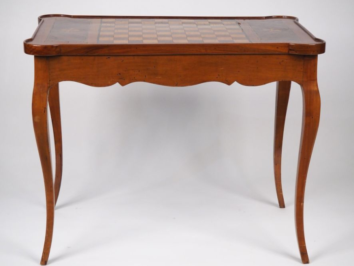 Elégante table "tric trac" de style Louis XV en marqueterie, plateau à