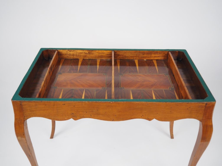 Elégante table "tric trac" de style Louis XV en marqueterie, plateau à