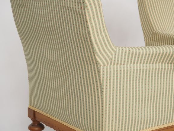 Paire de fauteuils 1900, montants d'accotoirs et pieds à côtes torse. 