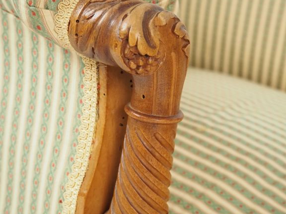 Paire de fauteuils 1900, montants d'accotoirs et pieds à côtes torse. 