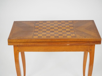 Vente aux enchères Table à jeux de style Louis XV en marqueterie, plateau se dépliant à d