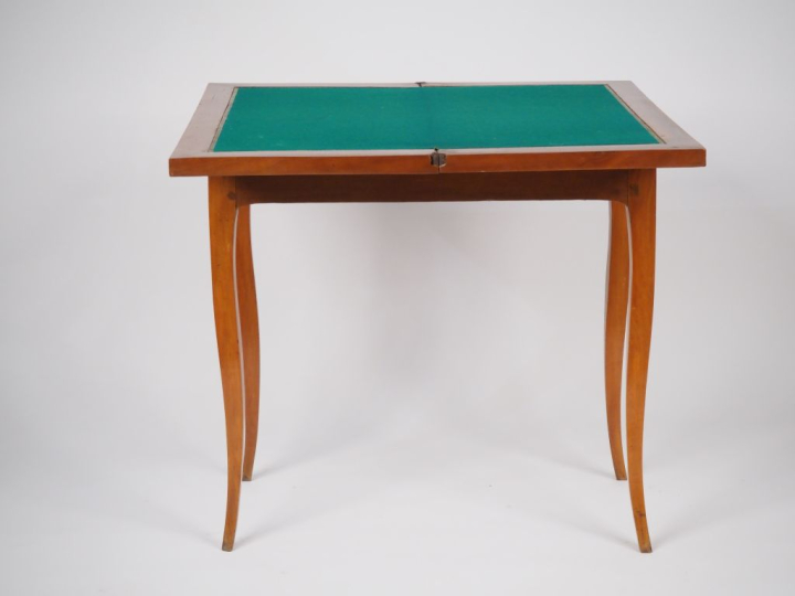 Table à jeux de style Louis XV en marqueterie, plateau se dépliant à d