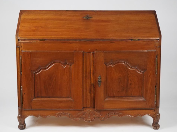 Bureau de pente Louis XV en noyer mouluré, ouvrant à un abattant et de
