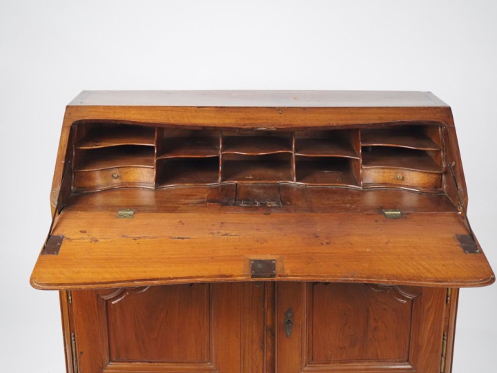 Bureau de pente Louis XV en noyer mouluré, ouvrant à un abattant et de