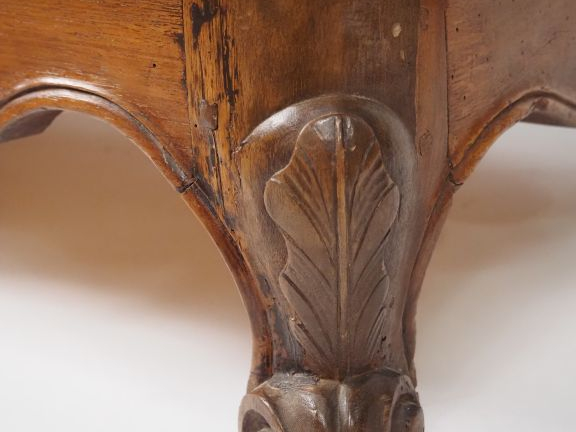 Bureau de pente Louis XV en noyer mouluré, ouvrant à un abattant et de