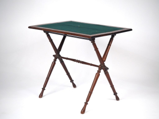 Vente aux enchères Table à jeux Napoléon III en palissandre, piétement bambou, plateau pl