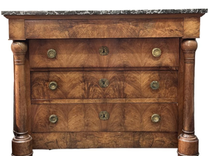 Commode Empire en noyer et placage de noyer, quatre tiroirs, montants 