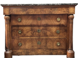 Vente aux enchères Commode Empire en noyer et placage de noyer, quatre tiroirs, montants 