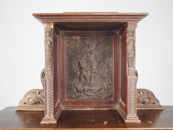 Buffet bas ou crédence Napoléon III, en bois naturel mouluré et sculpt