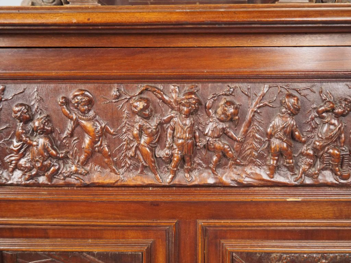 Buffet bas ou crédence Napoléon III, en bois naturel mouluré et sculpt
