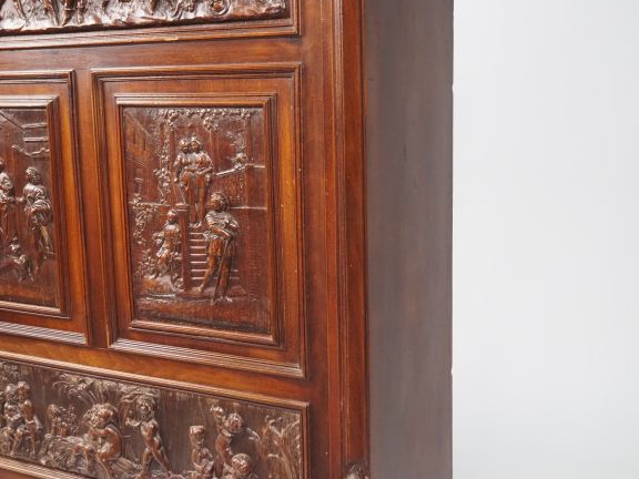 Buffet bas ou crédence Napoléon III, en bois naturel mouluré et sculpt
