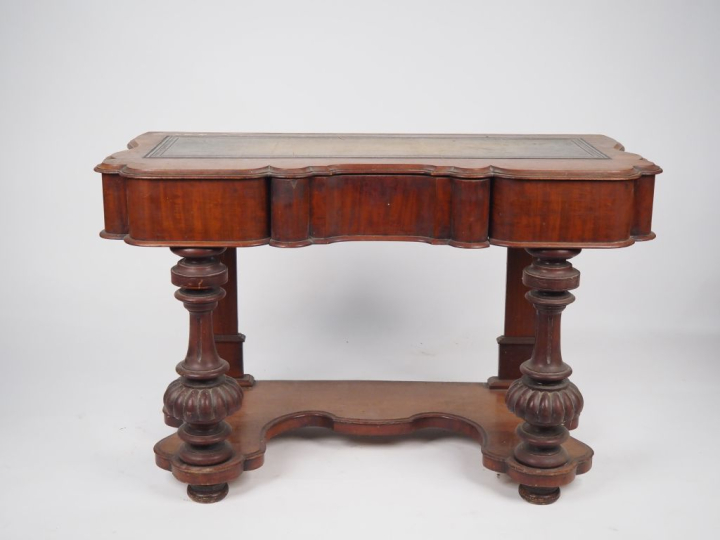 Console bureau XIXème en acajou et placage d'acajou, pieds avant balus