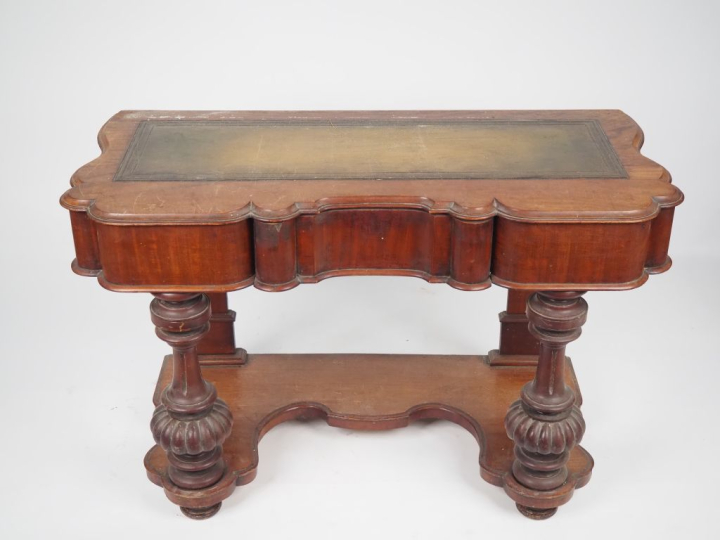 Console bureau XIXème en acajou et placage d'acajou, pieds avant balus