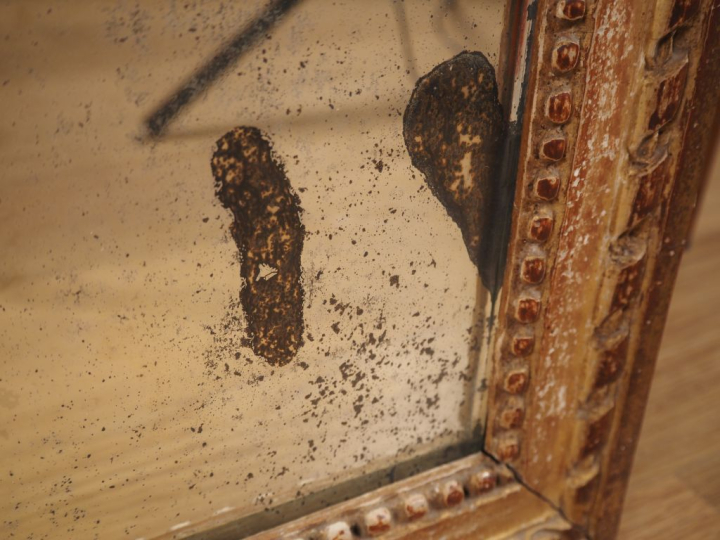 Miroir fin XIXème - début XXème de style Louis XVI en bois et stuc dor