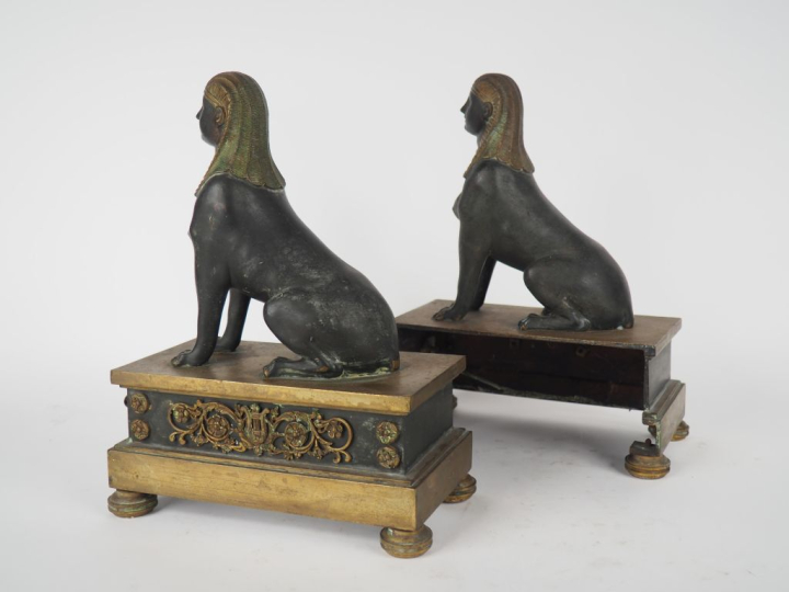 Paire de chenets début XIXème de style retour d'Egypte en bronze figur