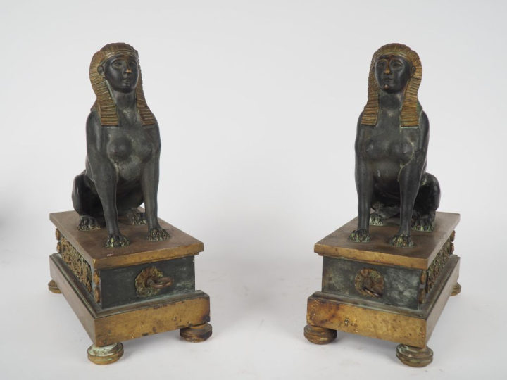 Paire de chenets début XIXème de style retour d'Egypte en bronze figur