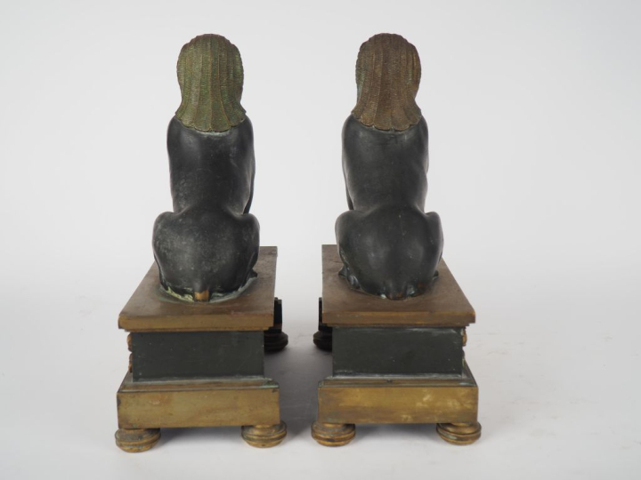 Paire de chenets début XIXème de style retour d'Egypte en bronze figur