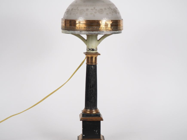 Lampe "carcel" XIXème en tole et laiton, abat-jour en verre gravé. H. 