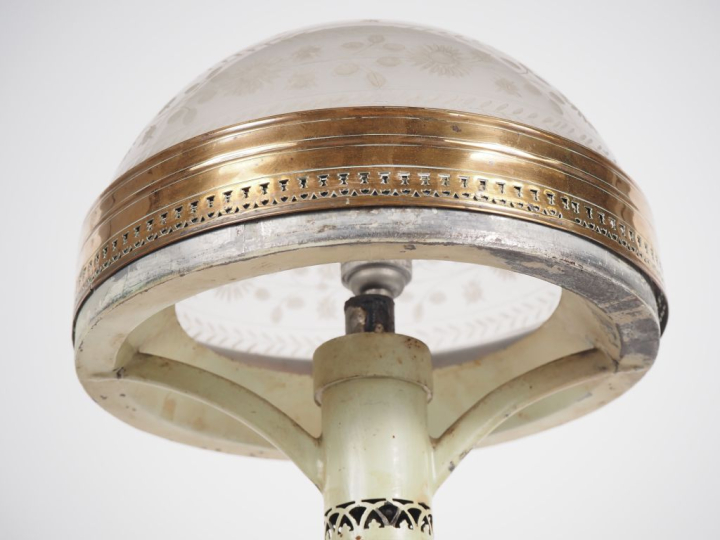 Lampe "carcel" XIXème en tole et laiton, abat-jour en verre gravé. H. 