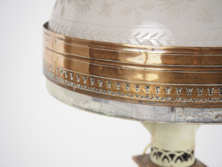 Lampe "carcel" XIXème en tole et laiton, abat-jour en verre gravé. H. 