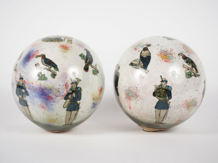 Paire de boules portes perruques 1900 en verre églomisé à décor de mus