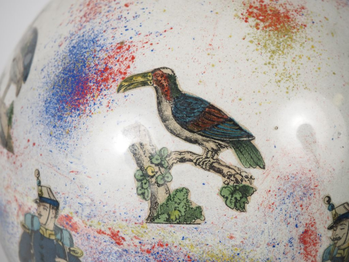 Paire de boules portes perruques 1900 en verre églomisé à décor de mus