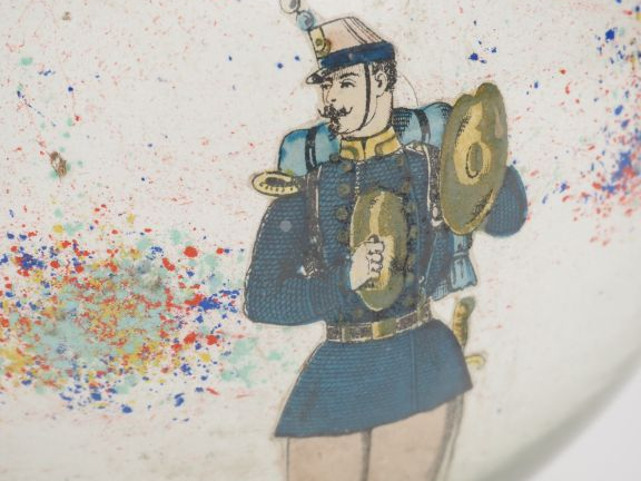 Paire de boules portes perruques 1900 en verre églomisé à décor de mus