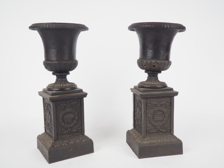Paire de vases Médicis XIXème en fonte de fer à patine noire. H. 34 cm