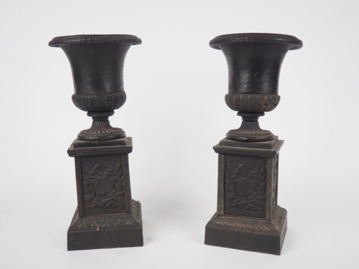 Paire de vases Médicis XIXème en fonte de fer à patine noire. H. 34 cm